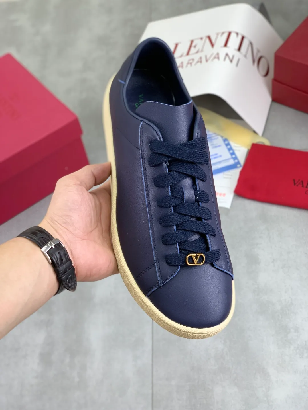 Men's men's shoes 💰P520 New style 💰 Top version Valentino Valentino 25/ Royco series Cherry 🍒Couple style Casual sneakers White shoes Original purchase and development Production Classic and timeless low-top sneakers outline a lazy silhouette, supplemented by low-key and restrained brand details, evolved into a must-have item in the wardrobe, comfortable and versatile!  ✔️Fabric: Original customized first-layer cowhide ✔️Inner lining: Imported breathable sheep lining ✔️Sole: Original molded anti-slip rubber material ✔️Size: 38-45